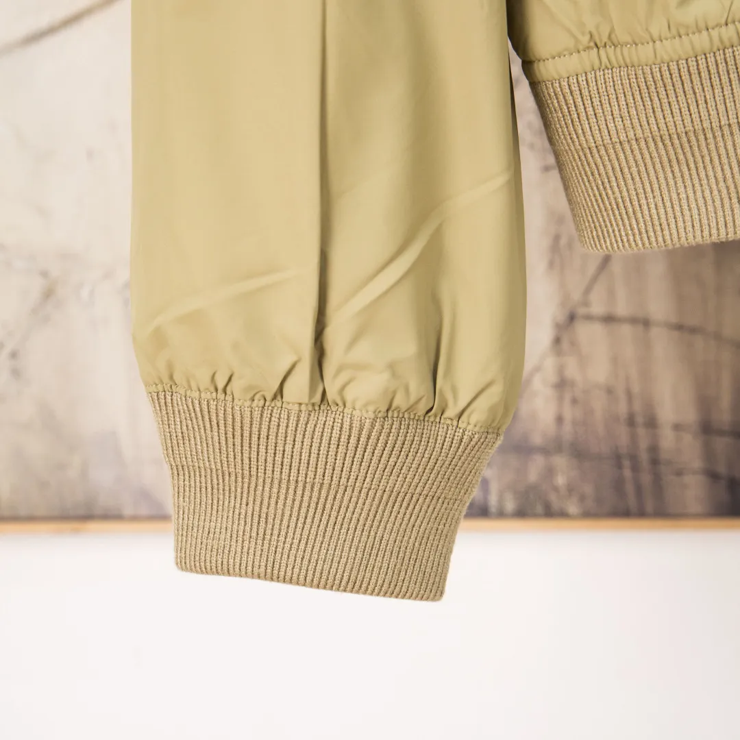 P360 zp version [exclusive supply] - Ralph Lauren/Ralph Lauren SS25 new double-layer windproof and water-repellent classic old cadre style light casual jacket - double-layer design, same color inside and outside S237 high-density micro-water-repellent craft fabric (100% T) ✅ | - Custom-woven double-layer rabbit velvet stitched thread, non-market misprinted mercerized cotton ✅ - Customized two-color webbing strip on the back collar, with zipper side pockets inside ✅ - POLO brand zipper, genuine leather zipper piece, dark and light two-color buttons ✅ - RL25SS new jacket fabric is made of lightweight polyester fiber, windproof and waterproof, more lightweight, suitable for traveling or daily outdoor sports, simple line design and wide and neat tailoring, unisex style for both men and women, good for commuting, classic and durable, Color: Black, Gray White, Light Card Size: S M L XL Number: WW10739